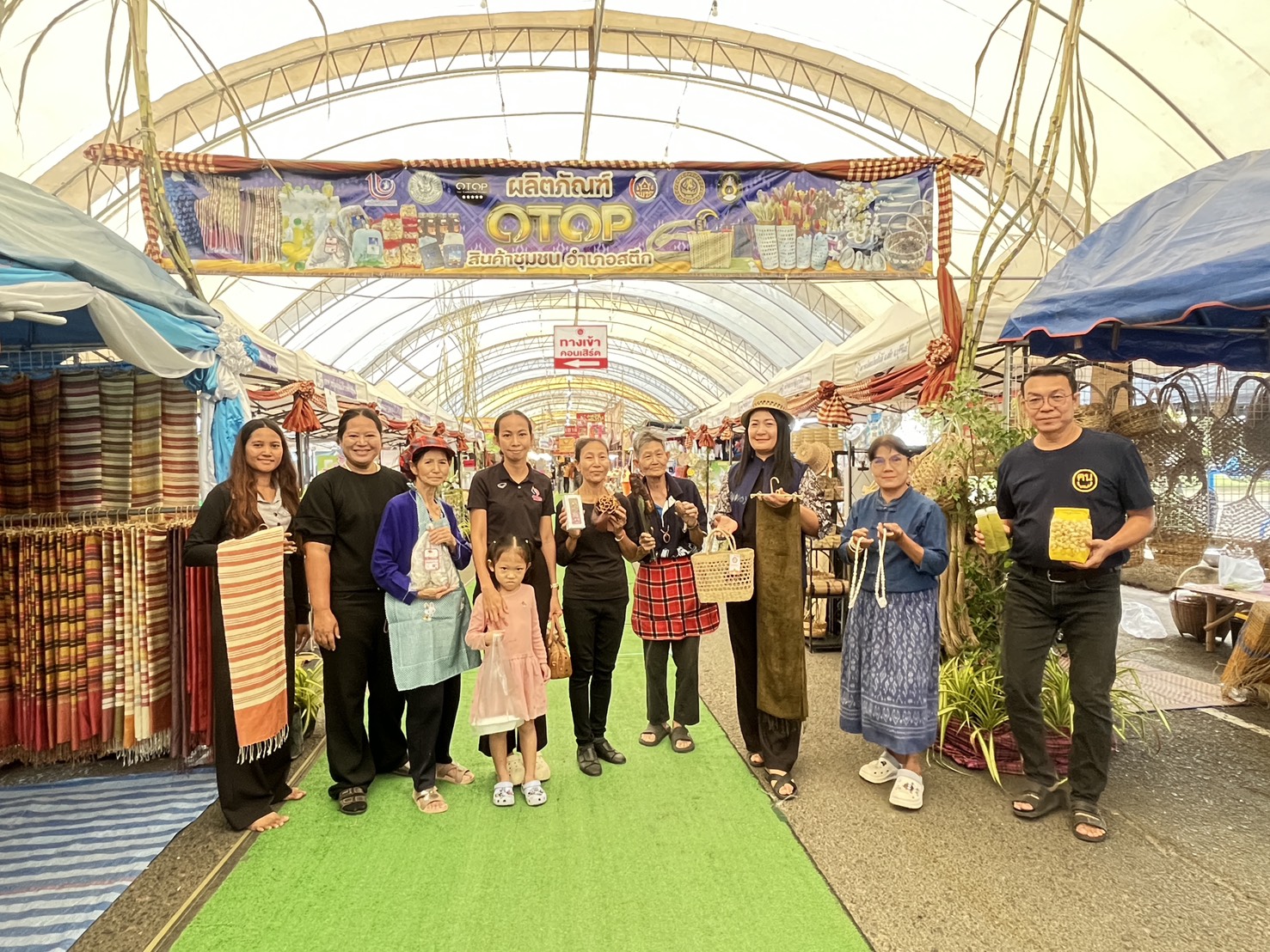 จังหวัดบุรีรัมย์-สพอ.สตึก เยี่ยมชมและสนับสนุนกลุ่มผู้ผลิตผู้ประกอบการ OTOP อำเภอสตึก ภายในงานเทศกาลส่งเสริมการท่องเที่ยว และการแข่งขันเรือยาว ชิงถ้วยพระราชทาน งหวัดบุรีรัมย์  ประจำปี 2568