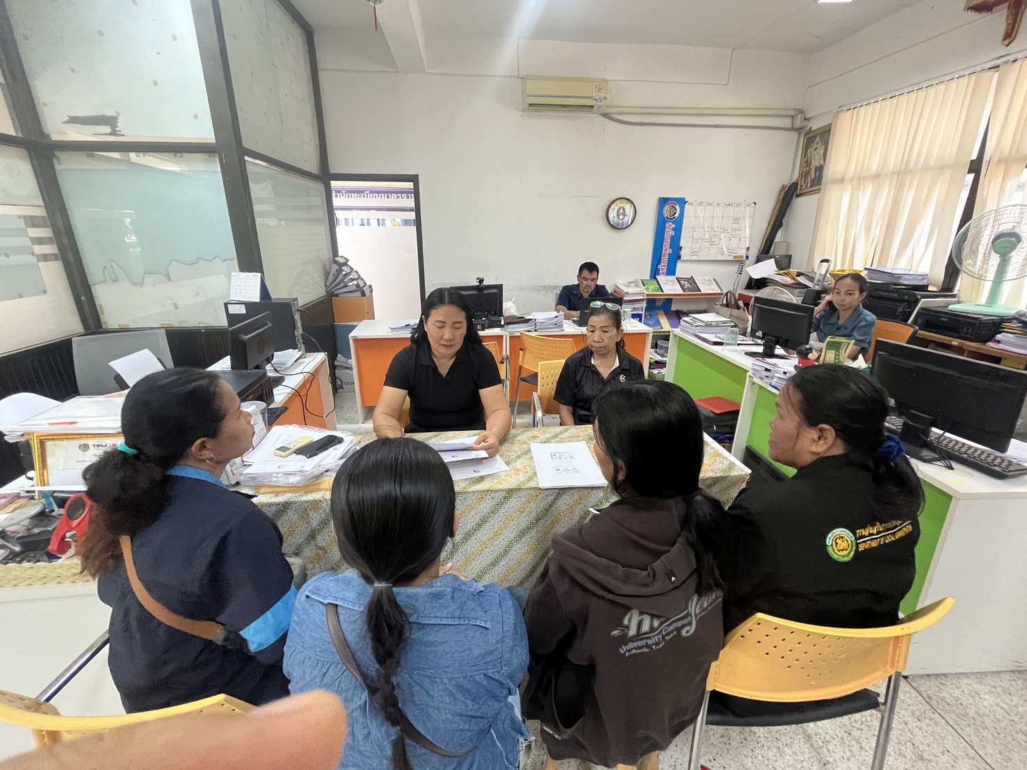 จังหวัดบุรีรัมย์- GROWTH Team Satuek+ - สพอ.สตึก สนับสนุนกลุ่มสตรีที่ขอกู้ยืมเงินทุนหมุนเวียนกองทุนพัฒนาบทบาทสตรีในการลงนามในสัญญา
