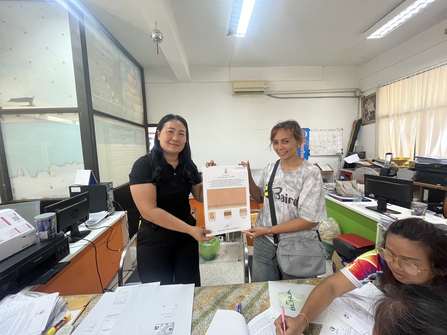 จังหวัดบุรีรัมย์- สพอ.สตึก มอบลายผ้าพระราชทาน “ลายขอ-สมเด็จเจ้าฟ้าฯ” “ลายบุปผาบรมราชินีนาถ” ให้แก่กลุ่มสตรีที่ได้รับเงินกู้ยืมกองทุนพัฒนาบทบาทสตรี กลุ่มทอผ้าไหมเพื่อำหน่ายบ้านบิง ม.2 ต.ท่าม่วง อ.สตึก จ.บุรีรัมย์